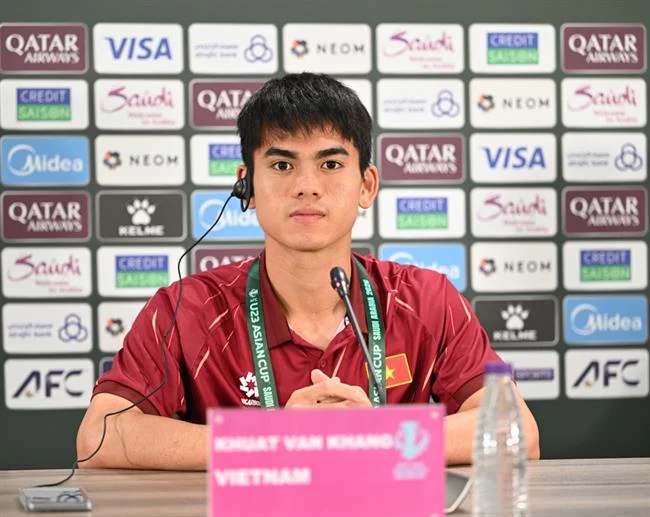 Một người đang cầm thẻ bài hoặc chip poker, thể hiện sự cân nhắc khi chọn trò chơi và quản lý ngân sách